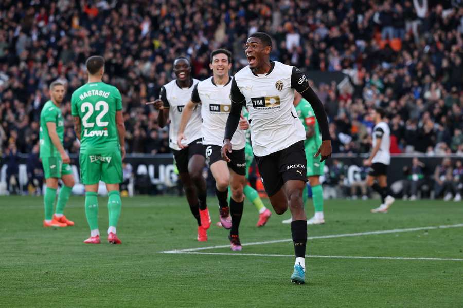 Cristhian Mosquera celebra un gol con el Valencia