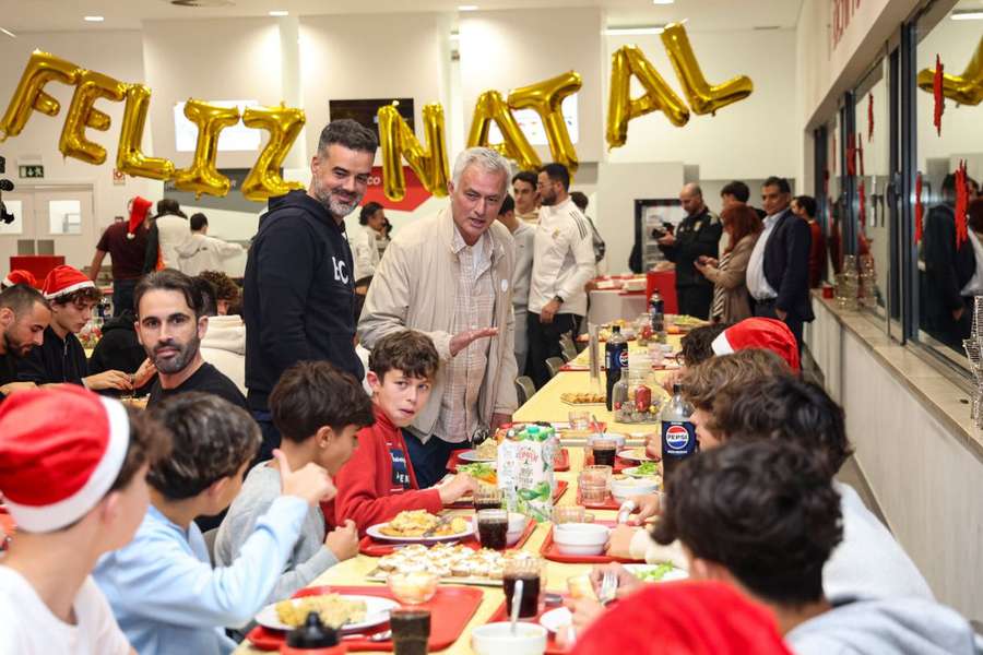José Mourinho em convívio com os mais novos José Mourinho em convívio com os mais novos