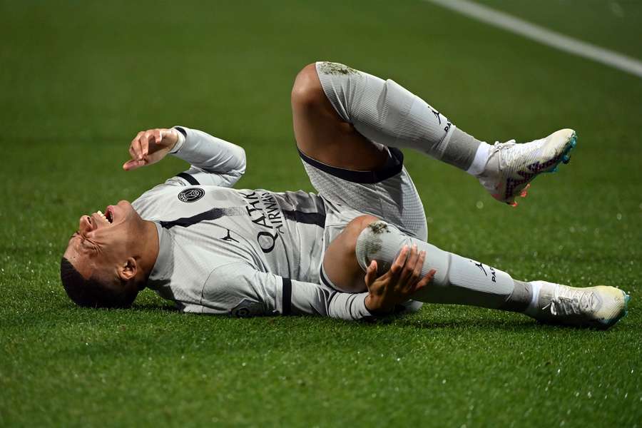 Kylian Mbappé bliver her skadet under kampen mod Montpellier i Ligue 1.