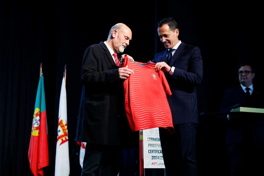 Carlos Mota Carvalho, presidente da AF Leiria, com Pedro Proença