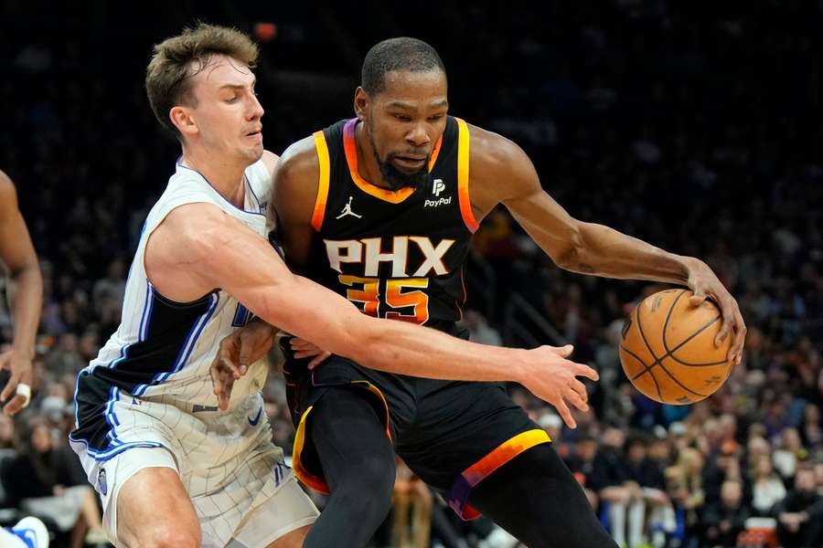 NBA Round-up: Franz Wagner kam mit seinen Orlando Magic nicht gegen Kevin Durant (r.) und die Phoenix Suns an.