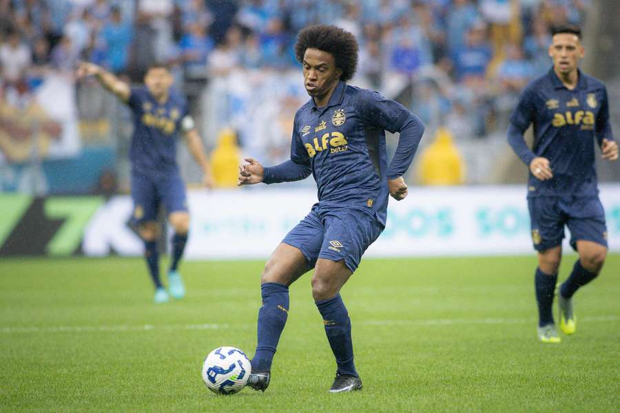 Willian saiu com dores no primeiro tempo de Grêmio x Vitória
