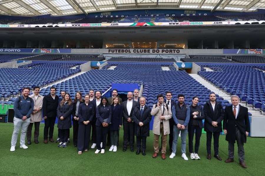 Comitiva da FIFA na visita ao Estádio do Dragão