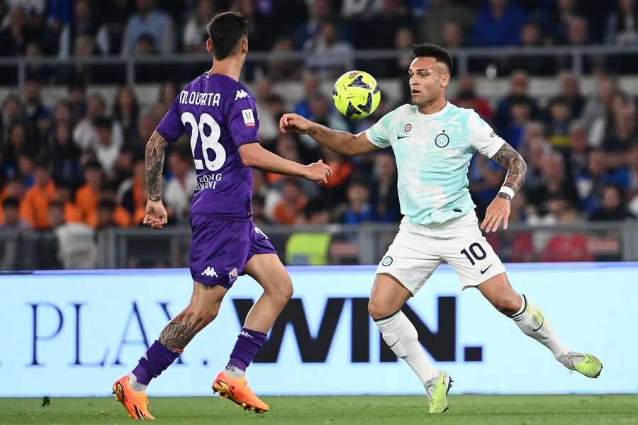 Lautaro Martinez  in actie tegen Fiorentina