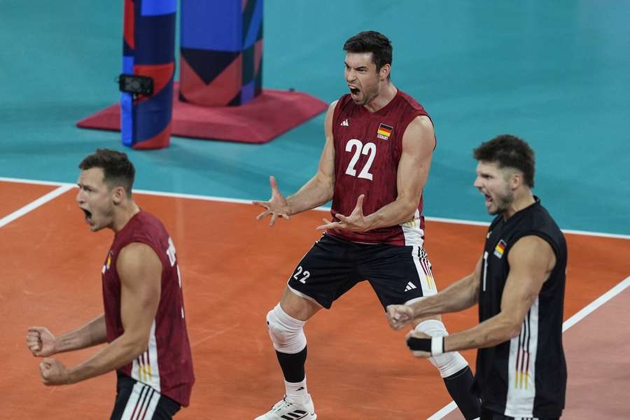 Die deutschen Volleyballer bejubeln den knappen Sieg gegen Bulgarien. Die deutschen Volleyballer bejubeln den knappen Sieg gegen Bulgarien.