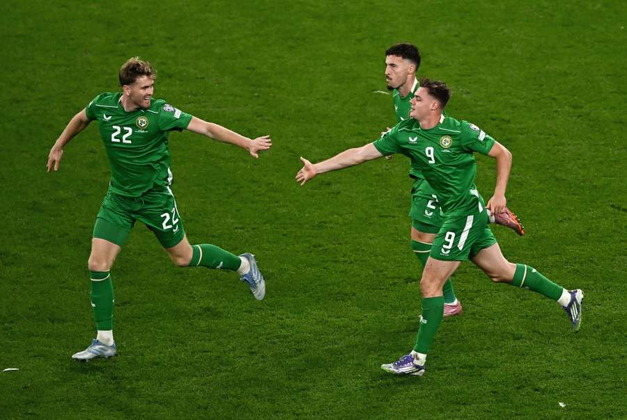 Evan Ferguson festeja um golo pela Irlanda