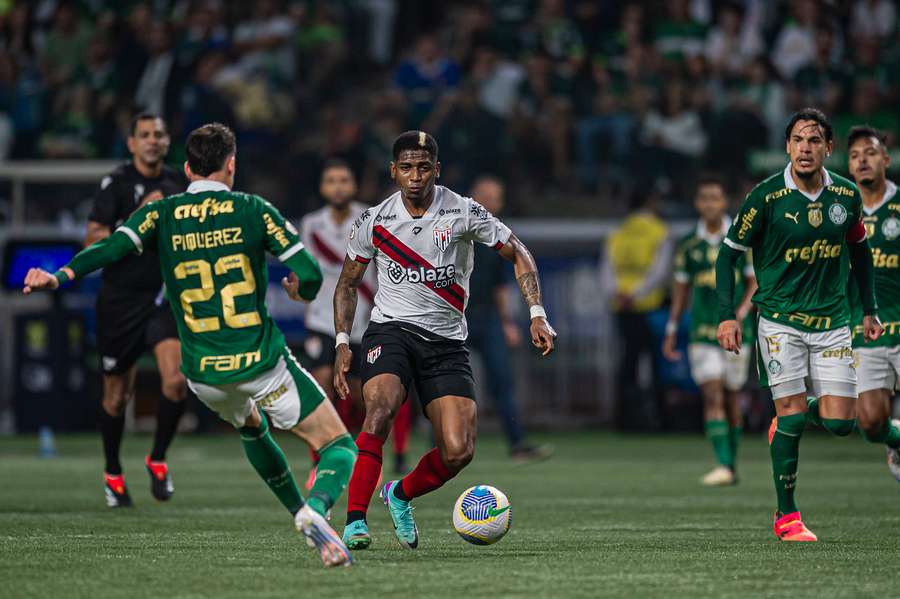 O Atlético-GO fez uma boa primeira etapa em São Paulo