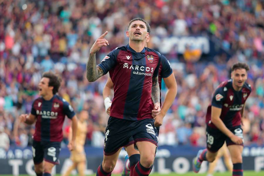 Dela es uno de los seis inscritos por el Levante
