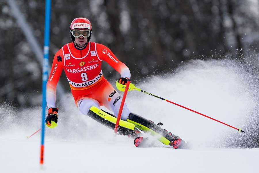 Ramon Zenhäusern bojuje s tratí v Chamonix.