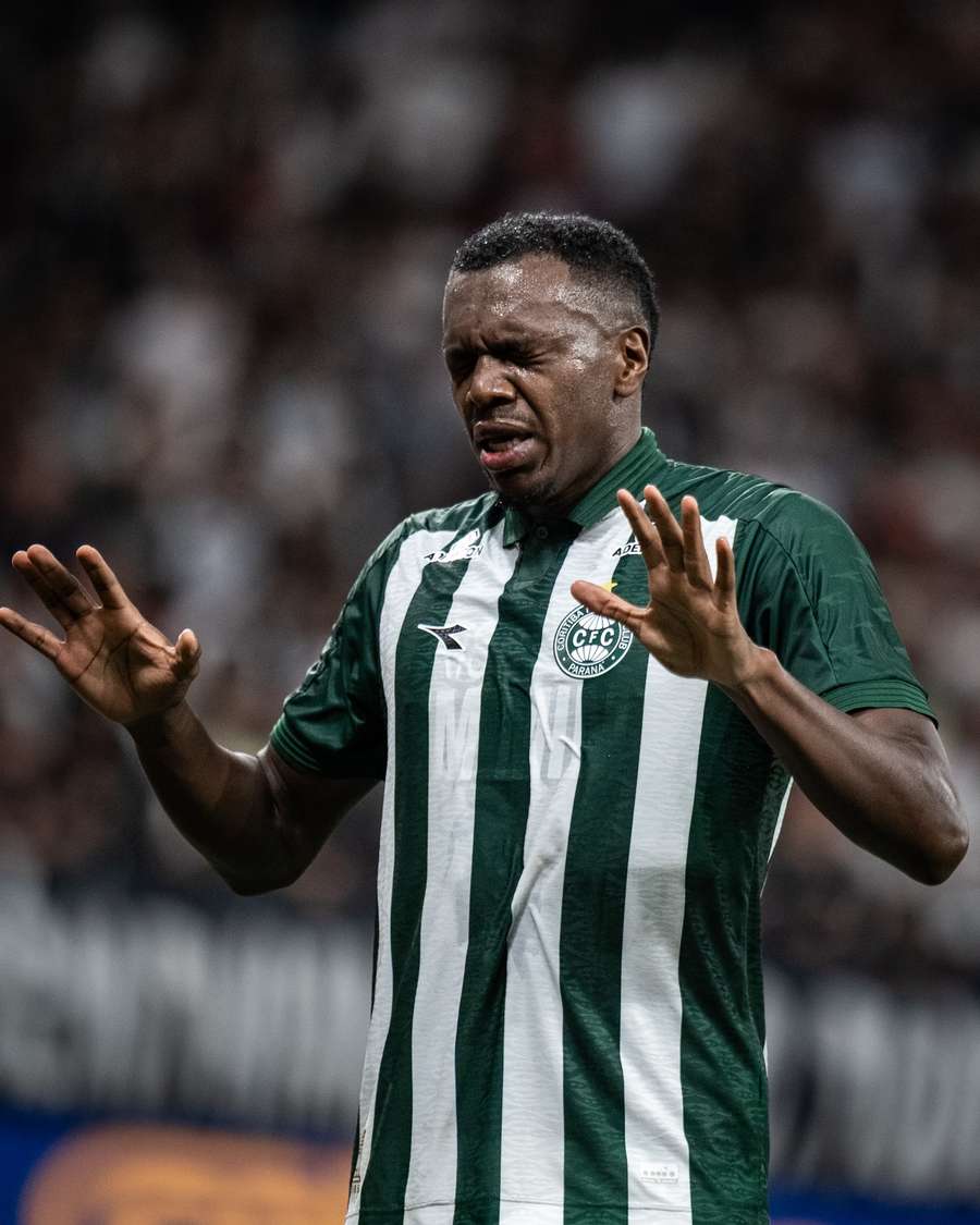 Jacy fez gol e saiu de ambulância em Corinthians x Coritiba