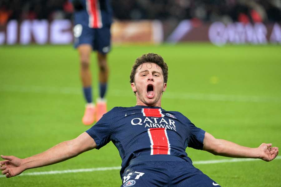 Joao Neves, del PSG, celebra su primer gol