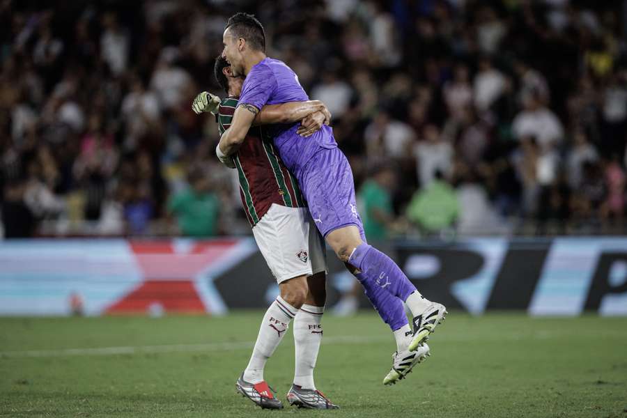 Ganso abraça Fábio após o gol contra o Vasco