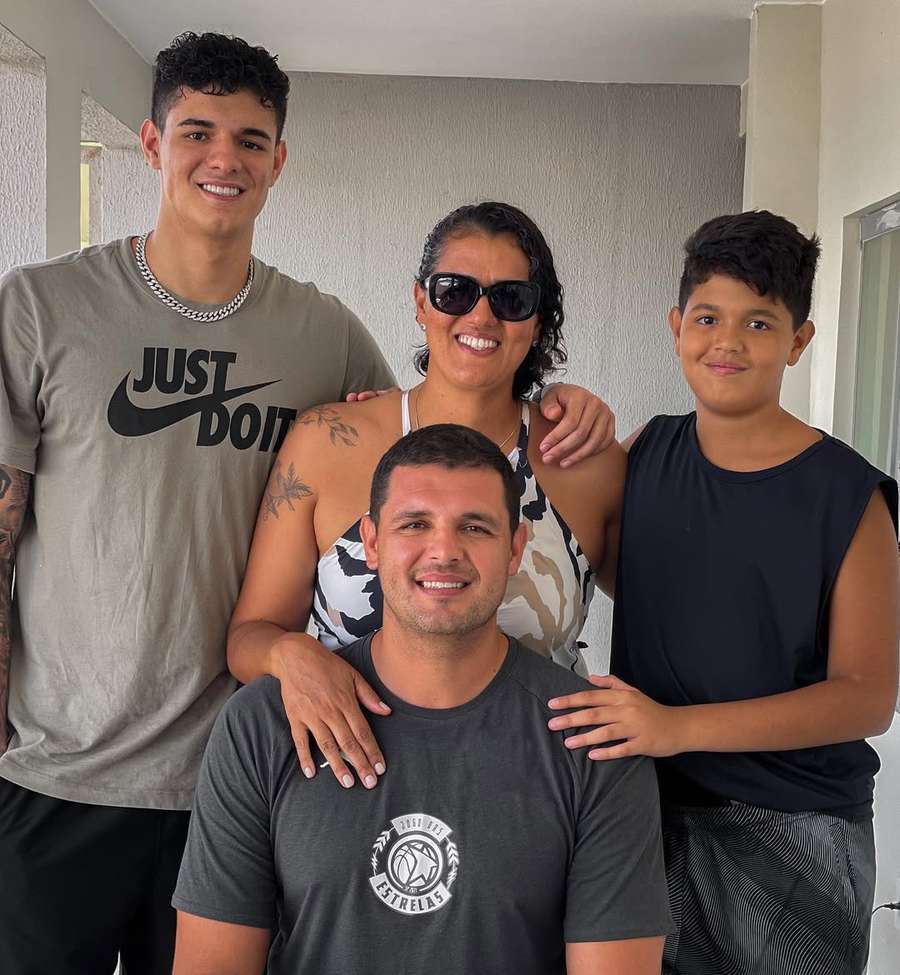 Gui e Edu Santos ao lado dos pais