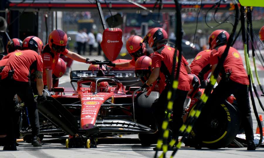 Reifenwechsel an Charles Leclercs Ferrari
