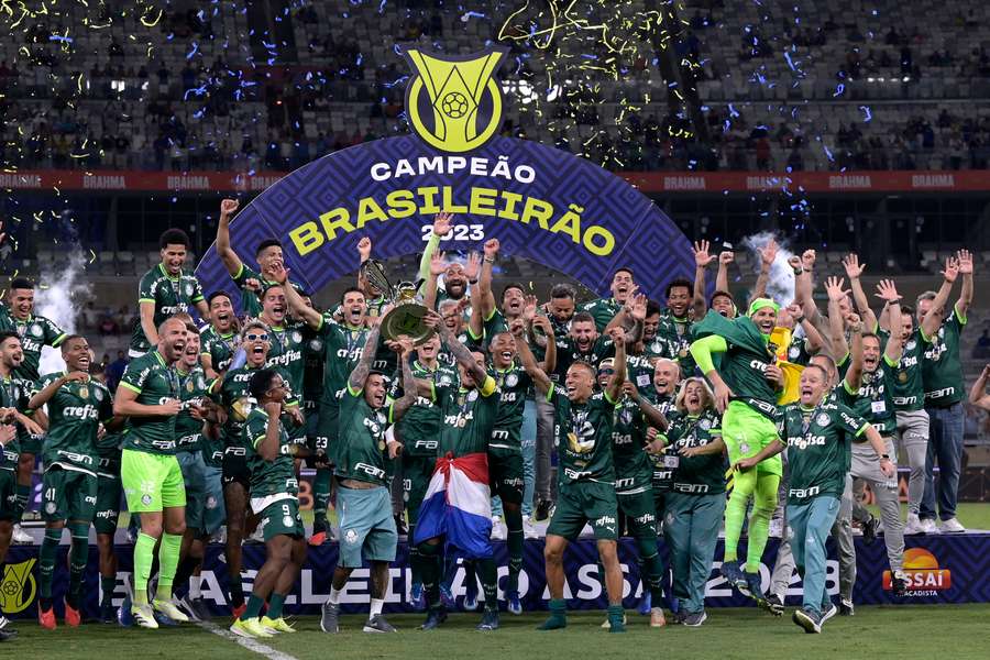 Palmeiras ergueu a taça do Brasileirão 2023 no Mineirão
