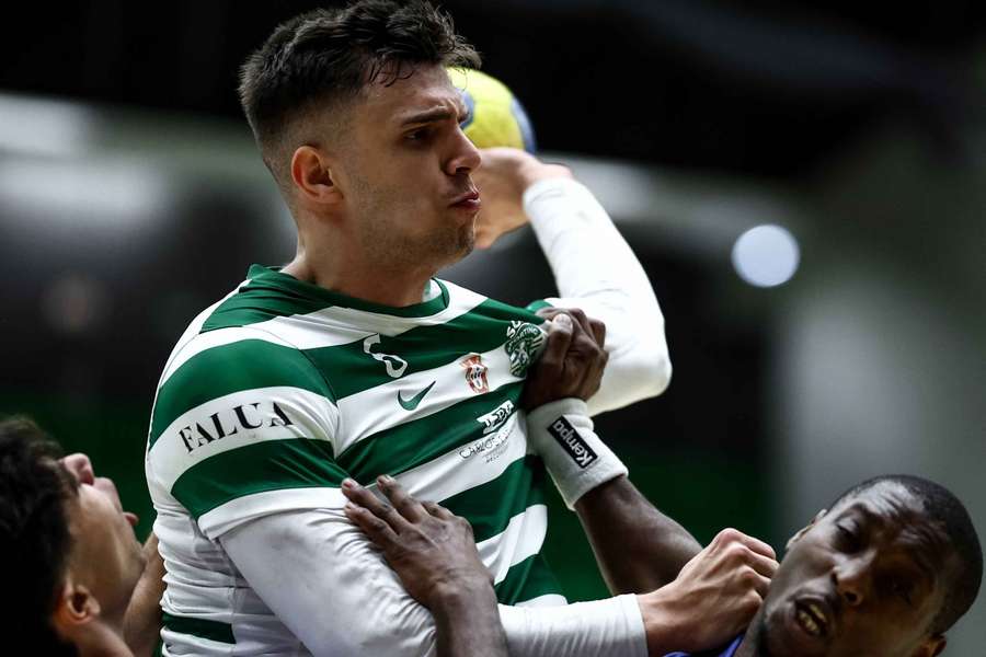 Francisco Costa em duelo com a defesa azul