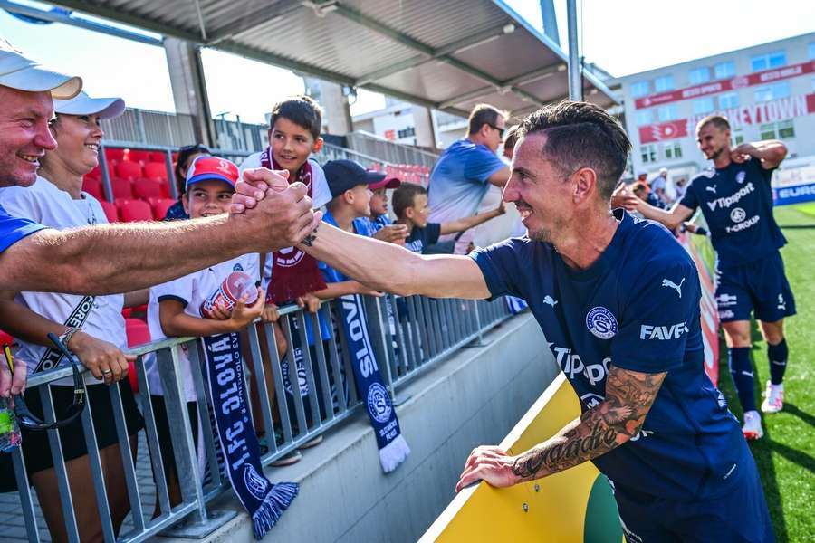 Milan Petržela se zdraví s fanoušky Slovácka.