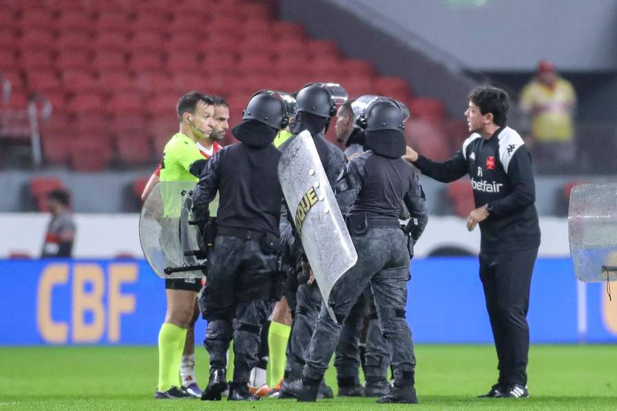 Vasco da Gama ficou revoltado com expulsão de Léo Jardim