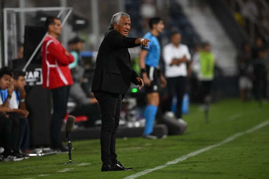 Gorosito dirige un partido.
