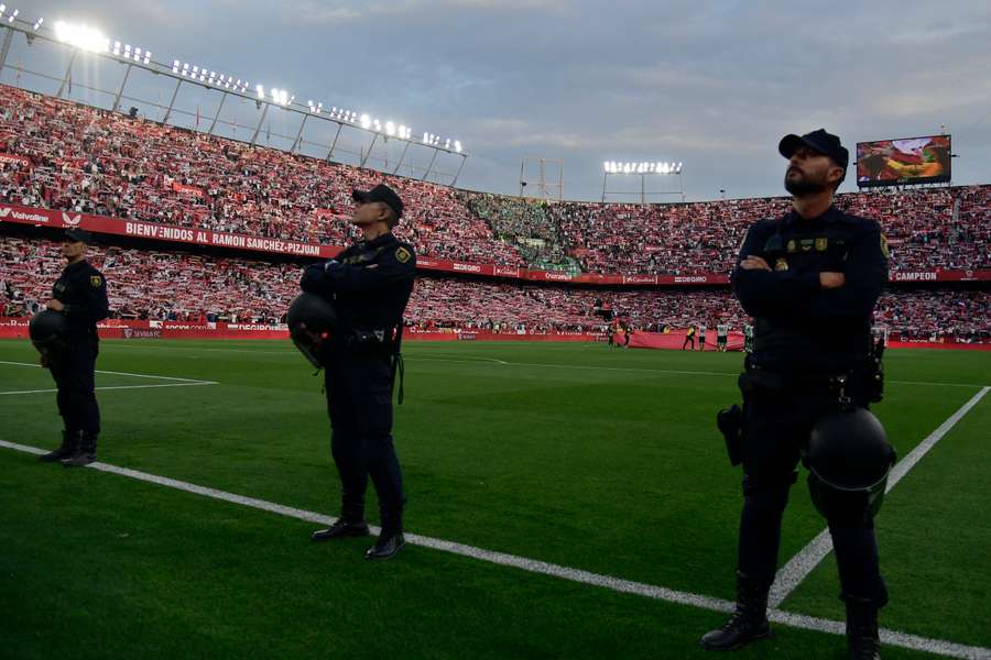 Politie houdt een oogje in het zeil tijdens Sevilla - Real Betis