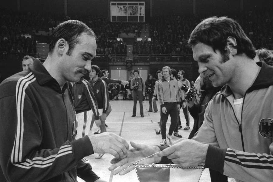 Hansi Schmidt (re.) beim Wimpeltausch mit Jugoslawiens Kapitän Horvat bei einem Länderspiel der BRD 1974