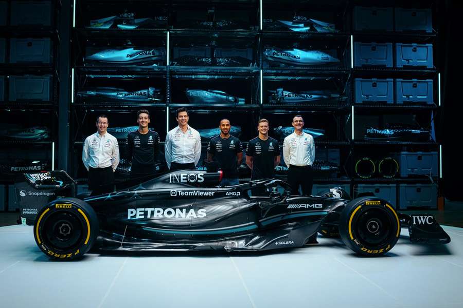 Toto Wolff e seus pilotos no lançamento do W14 em Silverstone