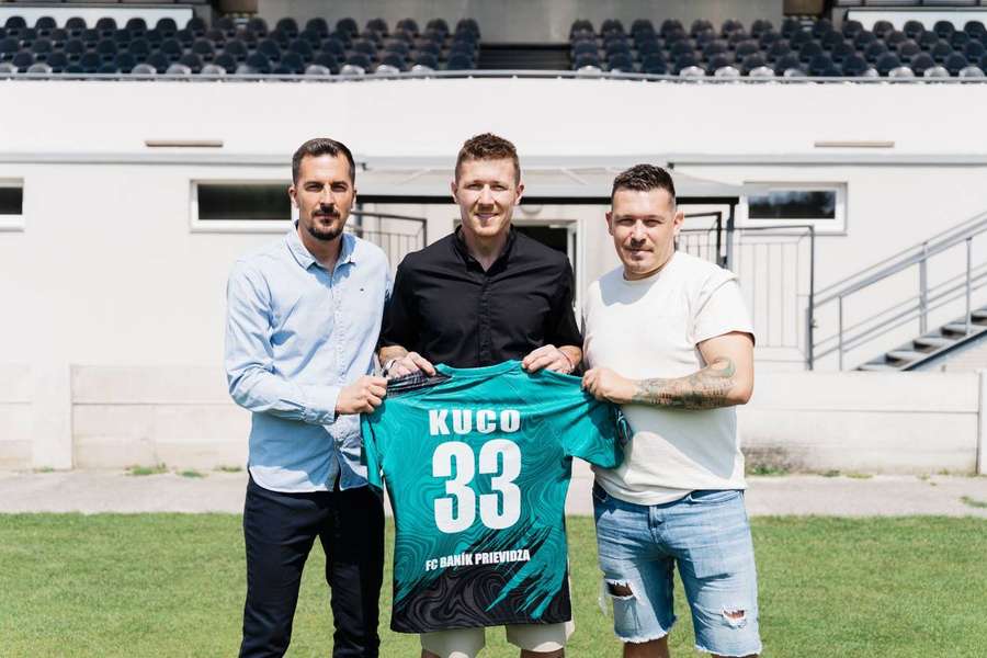 Svojho nového zverenca prišiel privítať aj tréner Hlohovský (vpravo). Svojho nového zverenca prišiel privítať aj tréner Hlohovský (vpravo).