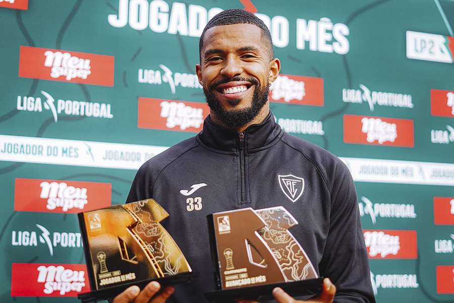 André Clóvis, avançado do Académico Viseu, com os dois prémios André Clóvis, avançado do Académico Viseu, com os dois prémios