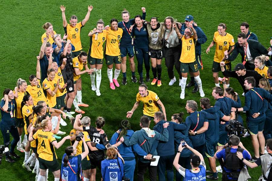 Australianas comemoram continuação no torneio