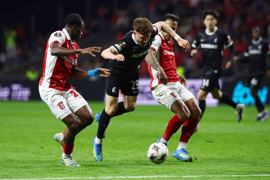 Jogo intenso também na primeira mão