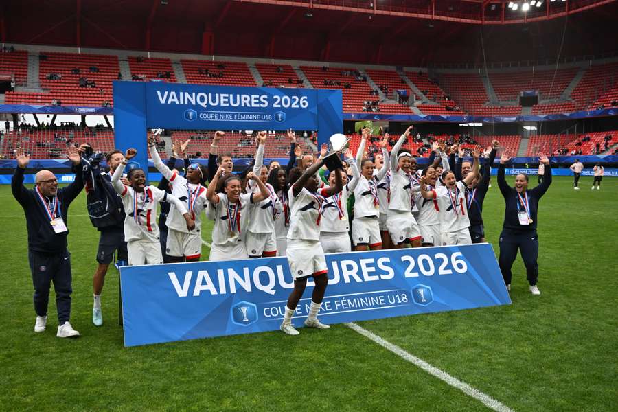 Les Parisiennes et leur trophée.