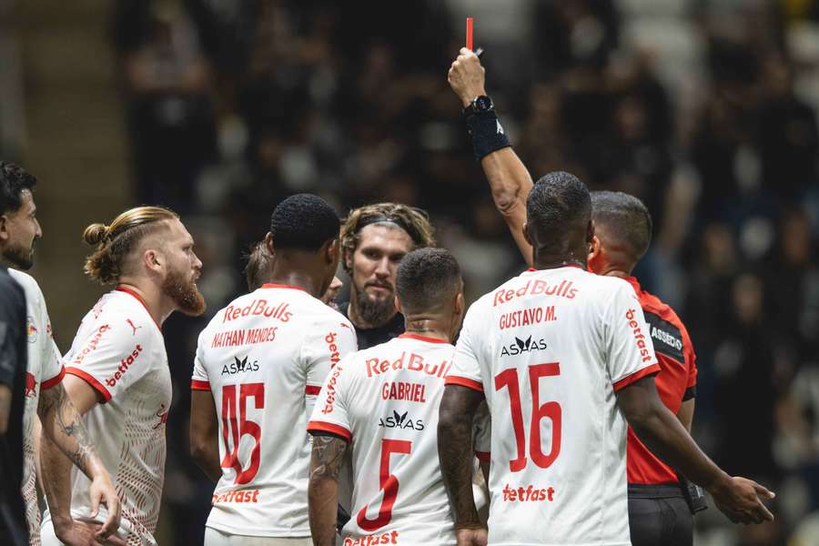RB Bragantino viveu 45 minutos para esquecer na Arena MRV
