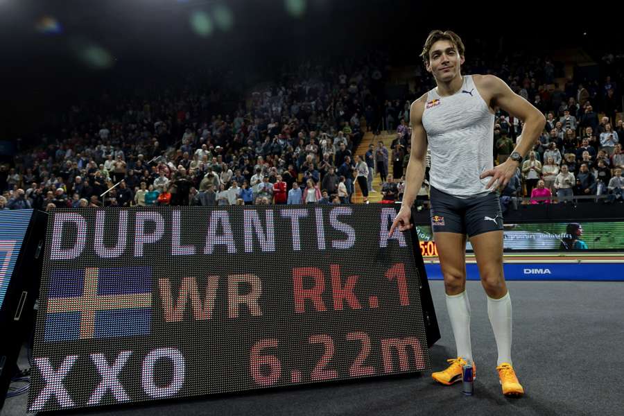 Mondo Duplantis, posando junto a su nuevo récord del mundo de salto con pértiga