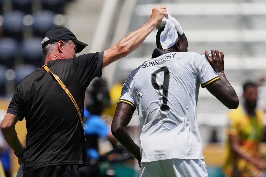 Serhou Guirassy, do Borussia Dortmund, tenta refrescar-se no calor intenso