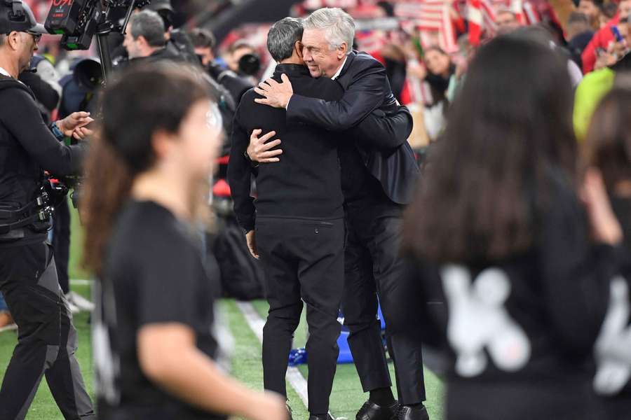 Valverde abraça Ancelotti.