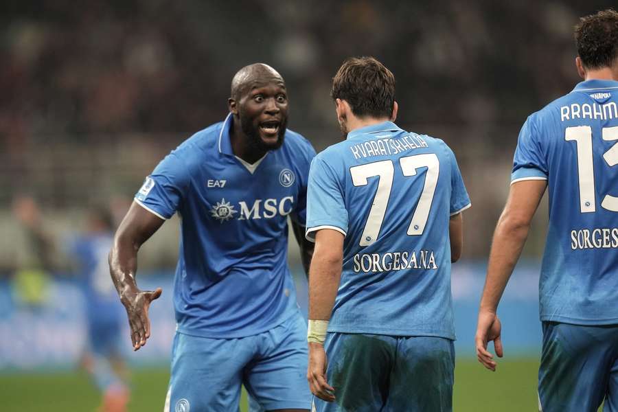 Lukaku y Kvaratskhelia celebran tras el segundo gol del Nápoles