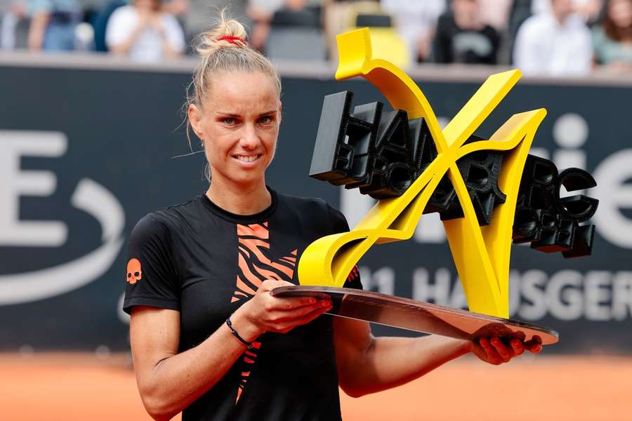 Arantxa Rus met de allereerste WTA-250-trofee in haar carrière