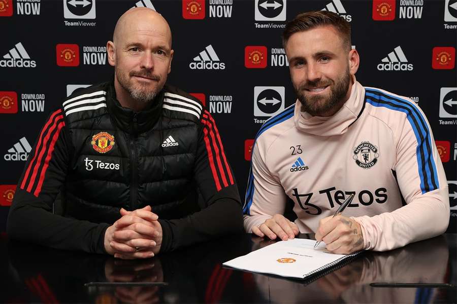 Shaw fez parte da equipe United que venceu a Copa da Liga 