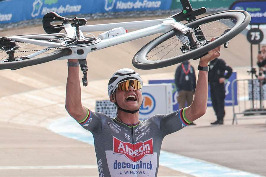 Mathieu van der Poel après son succès à Paris-Roubaix.