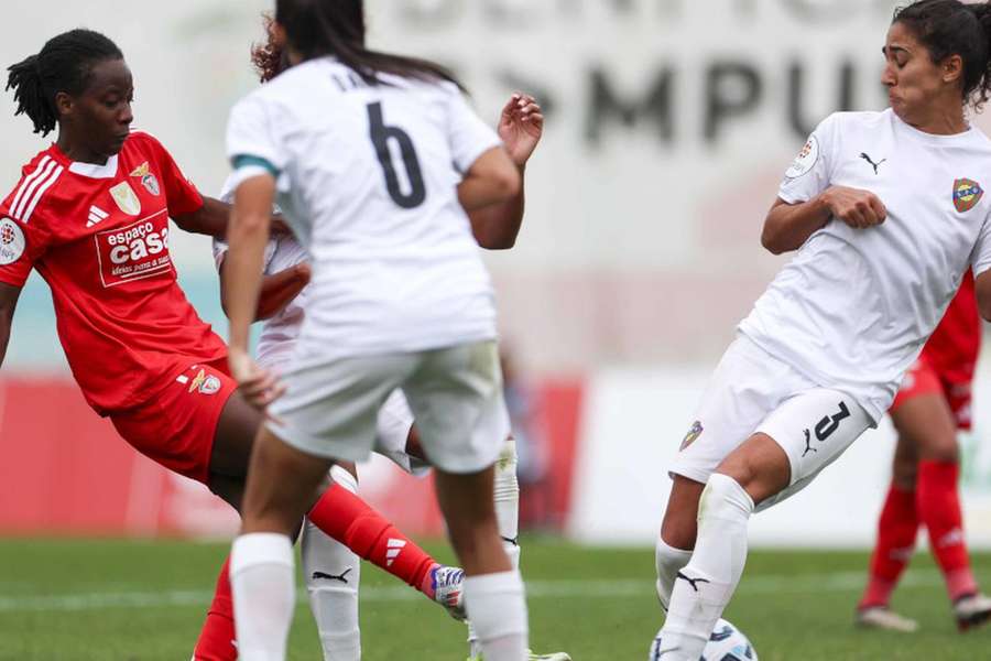 Benfica goleou o Damaiense no Seixal