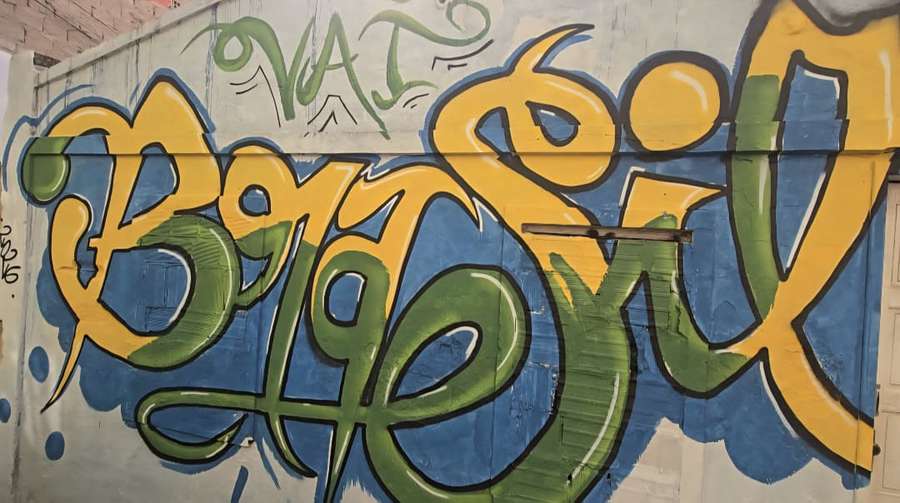 Mensagem de apoio ao Brasil feito com grafite Mensagem de apoio ao Brasil feito com grafite