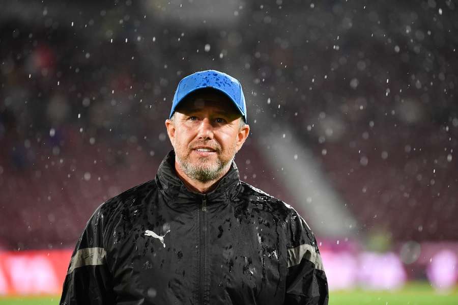 Laurențiu Reghecampf în timpul partidei cu CFR Cluj