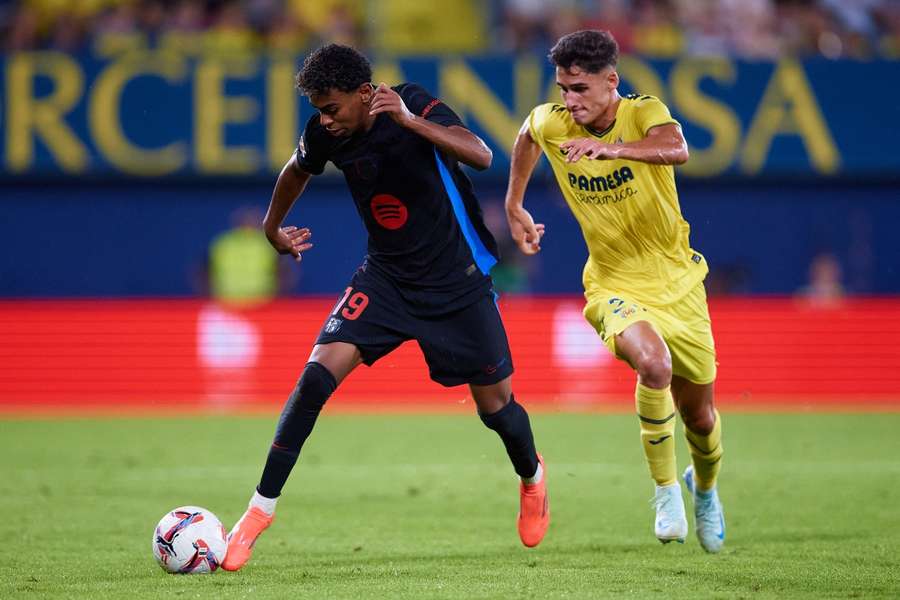 Lamine Yamal ante Sergi Cardona en el último Villarreal-Barça