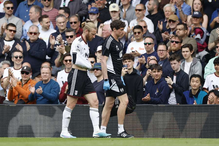 Tim Ream, do Fulham, sai do relvado depois de se ter lesionado 