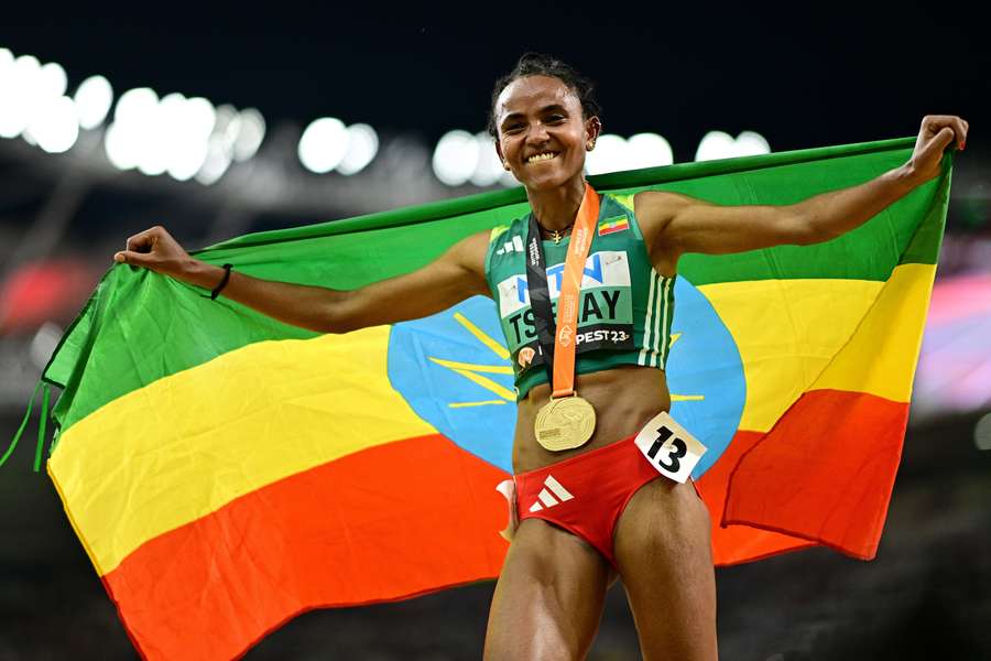 Tsegay met de Ethiopische vlag na haar recordbrekende winst op de 5000 meter