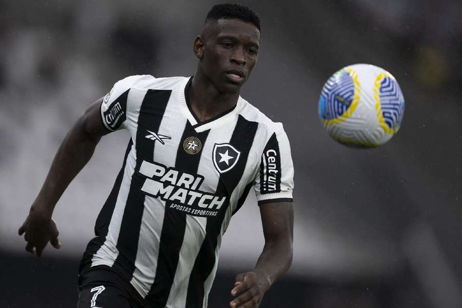 Luiz Henrique atirou um garrafa em direção a seguranças do Independência e foi expulso após o apito final
