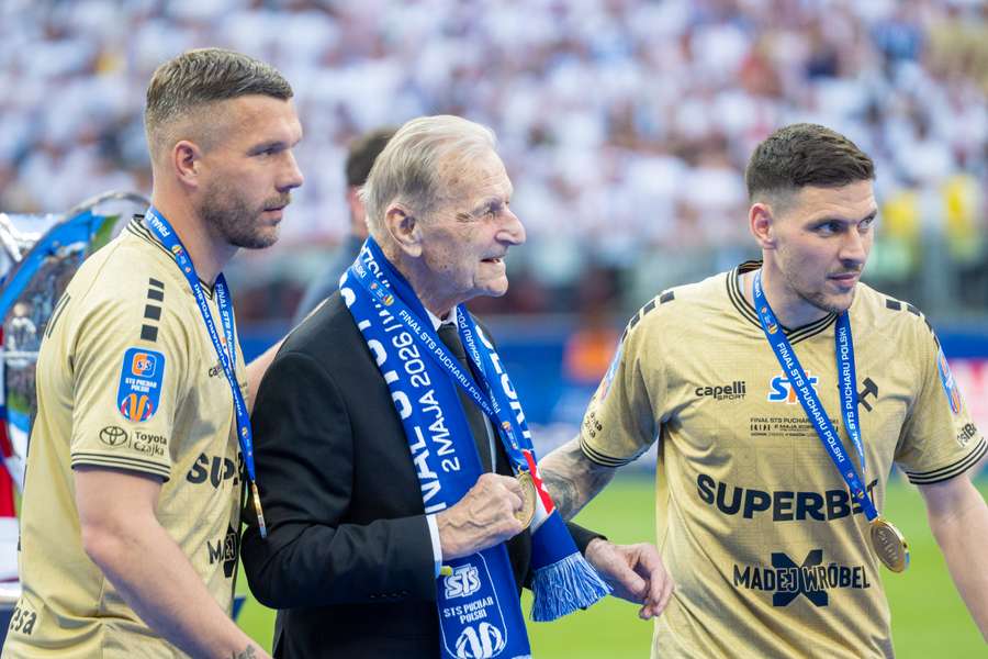 Stanisław Oślizło w towarzystwie Lukasa Podolskiego i Erika Janży.