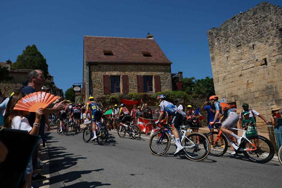 Los abanicos, y no los creados por los ciclistas en carrera por el viento, protagonistas en el caluroso Tour de Francia Los abanicos, y no los creados por los ciclistas en carrera por el viento, protagonistas en el caluroso Tour de Francia