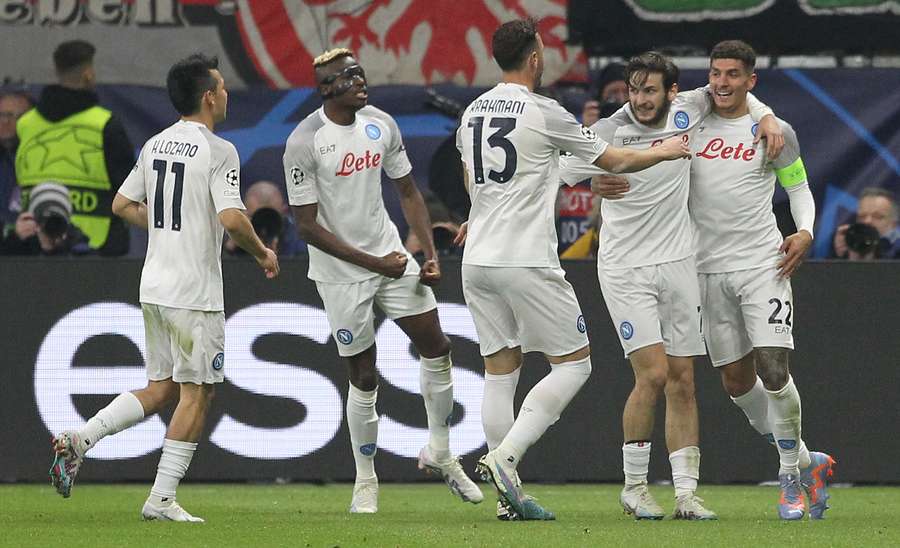 Napoli mostrou porque tem o melhor ataque da Champions