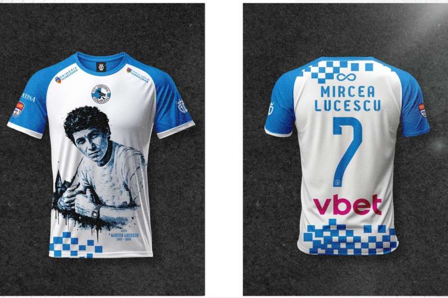Corvinul Hunedoara îl omagiază pe Mircea Lucescu cu tricouri speciale Corvinul Hunedoara îl omagiază pe Mircea Lucescu cu tricouri speciale